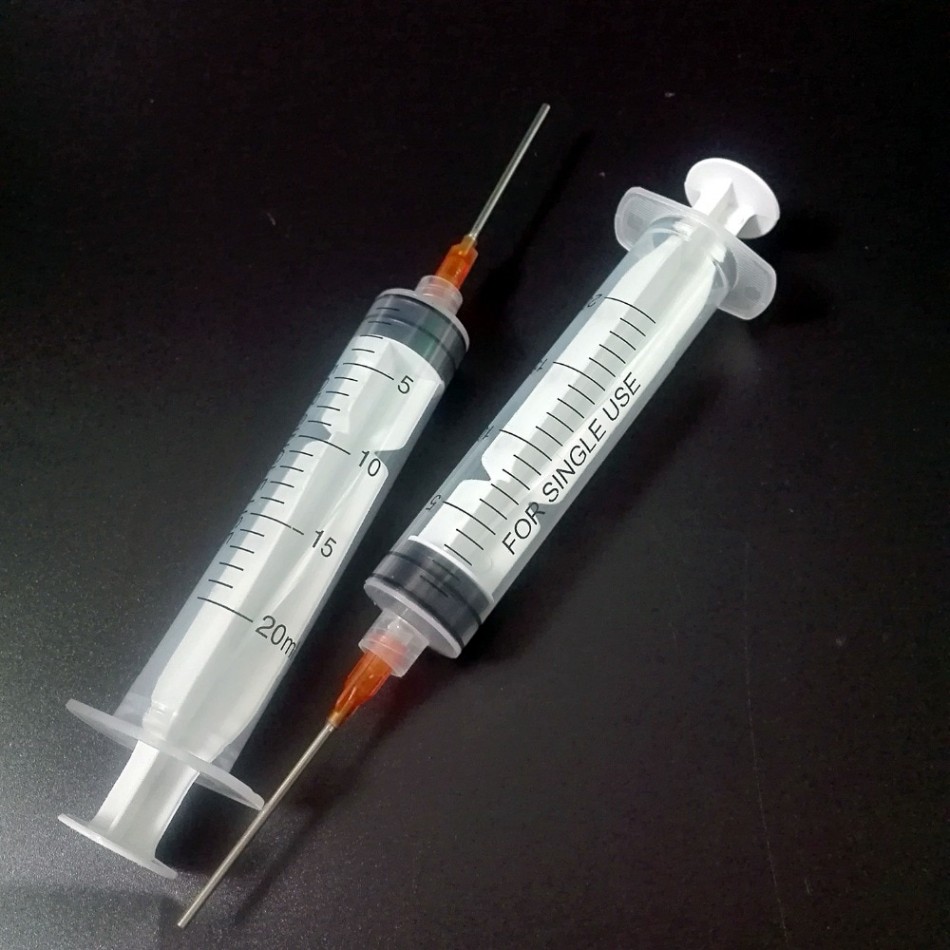 Three-component plastic syringe - Спринцовка пластмасова трисъставна  20 мл  с игла 18 G